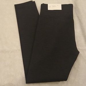 Dark grey/charcoal leggings.